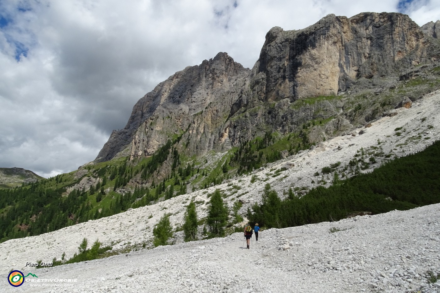 20 Sul sentiero 710A attraversando ghiaioni .JPG